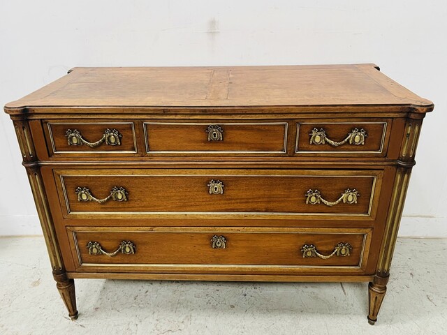 commode Louis XVI en acajou trois tiroirs en façade dessus bois . XIX siècle.