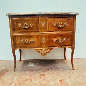 Commode sauteuse galbé marqueté en placage de bois . XVIII siècle .