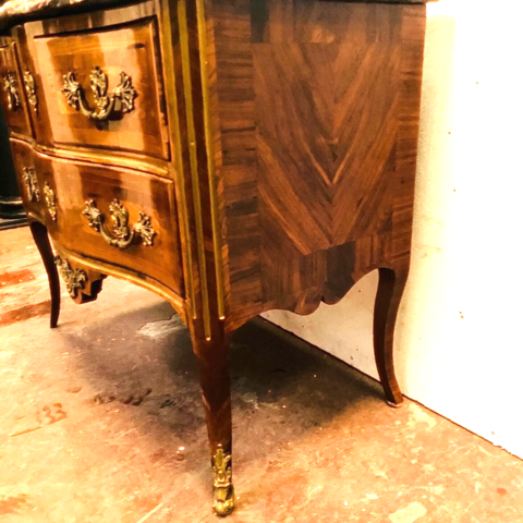 Commode sauteuse galbé marqueté en placage de bois . XVIII siècle .