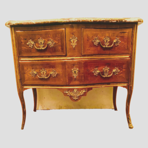 Commode sauteuse galbé marqueté en placage de bois . XVIII siècle .