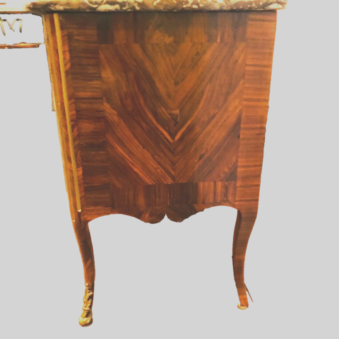 Commode sauteuse galbé marqueté en placage de bois . XVIII siècle .