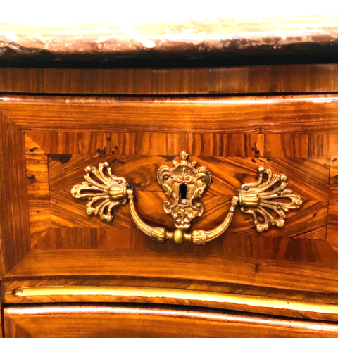 Commode sauteuse galbé marqueté en placage de bois . XVIII siècle .