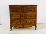 Commode sculpté style Louis XV comportant trois rangs de tiroirs . XX siècle .