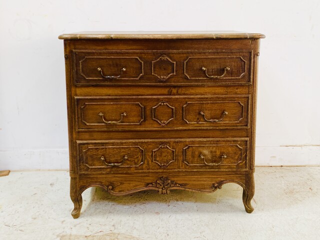Commode sculpté style Louis XV comportant trois rangs de tiroirs . XX siècle .