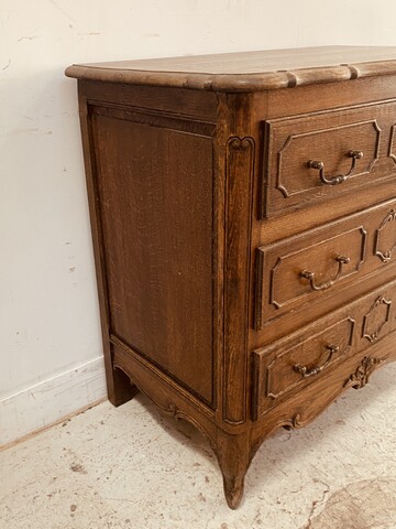Commode sculpté style Louis XV comportant trois rangs de tiroirs . XX siècle .