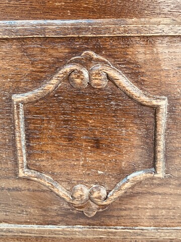 Commode sculpté style Louis XV comportant trois rangs de tiroirs . XX siècle .