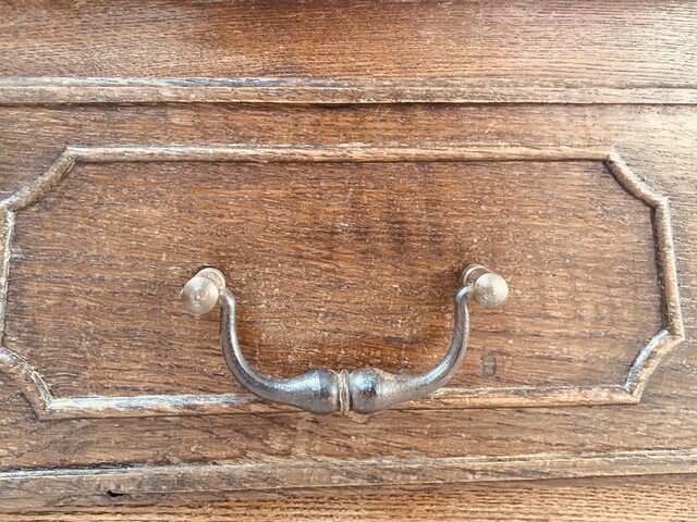 Commode sculpté style Louis XV comportant trois rangs de tiroirs . XX siècle .