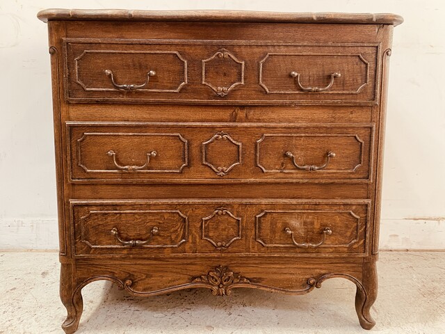 Commode sculpté style Louis XV comportant trois rangs de tiroirs . XX siècle .