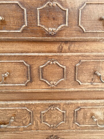 Commode sculpté style Louis XV comportant trois rangs de tiroirs . XX siècle .