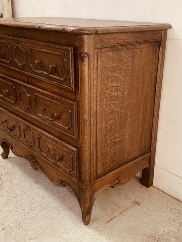 Commode sculpté style Louis XV comportant trois rangs de tiroirs . XX siècle .