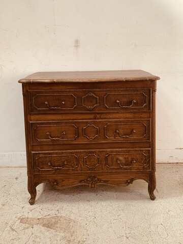 Commode sculpté style Louis XV comportant trois rangs de tiroirs . XX siècle .