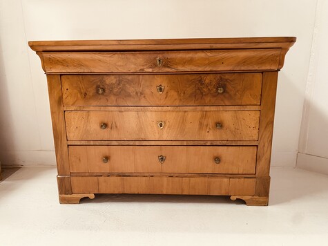 commode style Louis Philippe en merisier massif dessus bois . XIX siècle .