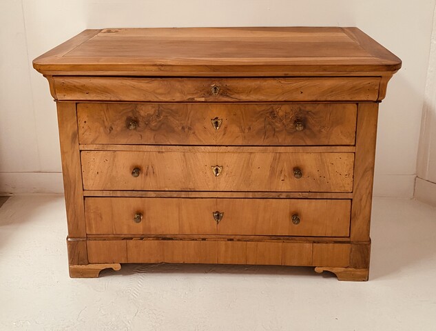commode style Louis Philippe en merisier massif dessus bois . XIX siècle .