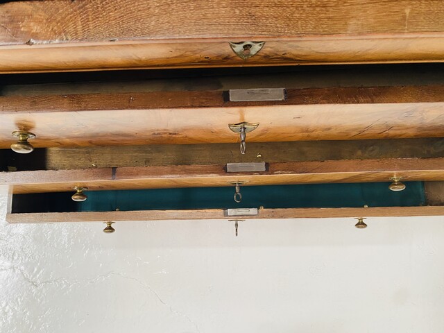 commode style Louis Philippe en merisier massif dessus bois . XIX siècle .