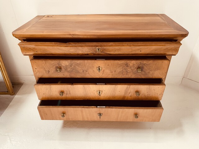 commode style Louis Philippe en merisier massif dessus bois . XIX siècle .