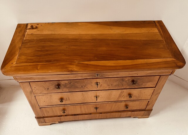 commode style Louis Philippe en merisier massif dessus bois . XIX siècle .
