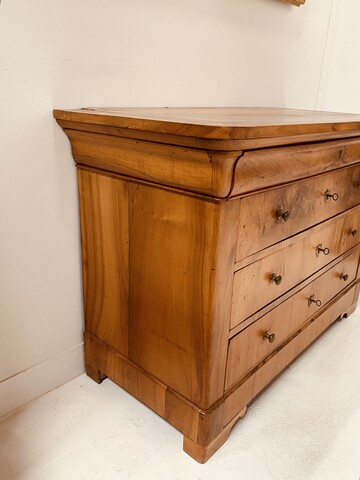 commode style Louis Philippe en merisier massif dessus bois . XIX siècle .