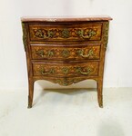 Commode toute faces galbée de style Louis XV en marqueterie . XX siècle .