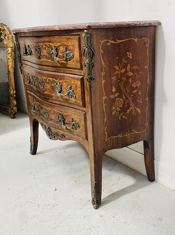 Commode toute faces galbée de style Louis XV en marqueterie . XX siècle .