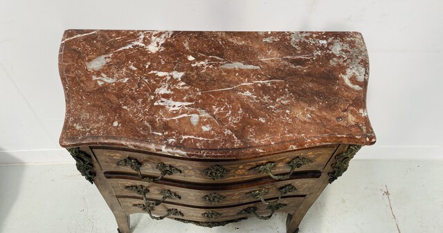 Commode toute faces galbée de style Louis XV en marqueterie . XX siècle .