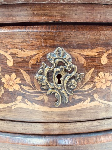 Commode toute faces galbée de style Louis XV en marqueterie . XX siècle .