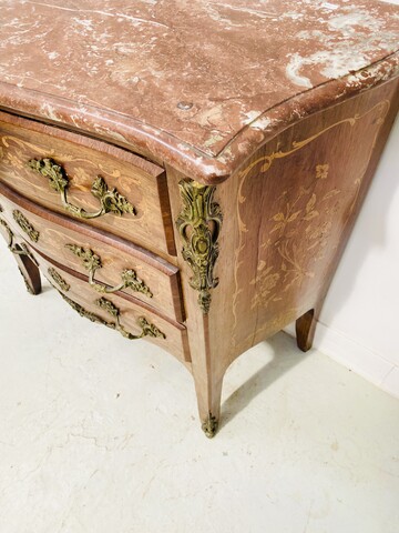 Commode toute faces galbée de style Louis XV en marqueterie . XX siècle .