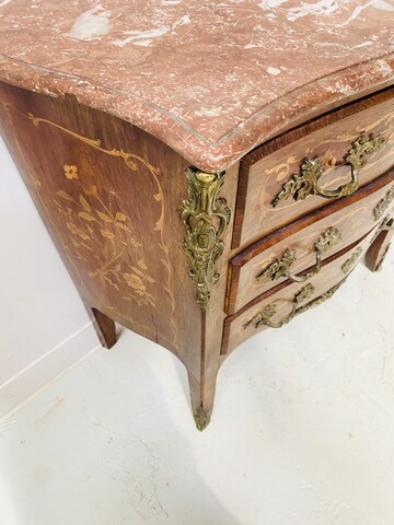 Commode toute faces galbée de style Louis XV en marqueterie . XX siècle .