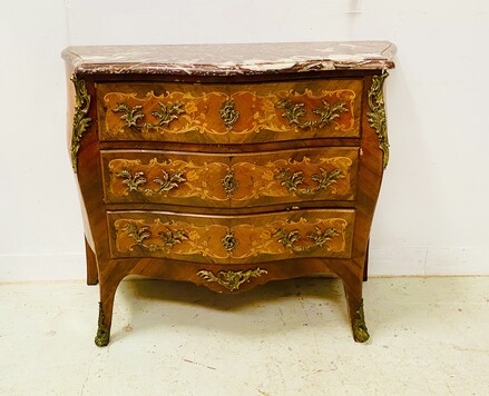 Commode toute faces galbée de style Louis XV en marqueterie . XX siècle .