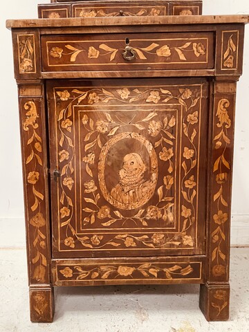 confiturier Hollandais avec petite coiffeuse à miroir pivotant . XIX siècle .