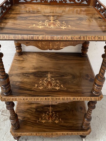 Console à triple plateaux en acajou marqueté montant bois tourné . XIX siècle .