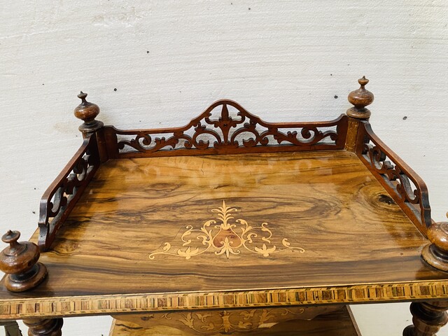 Console à triple plateaux en acajou marqueté montant bois tourné . XIX siècle .