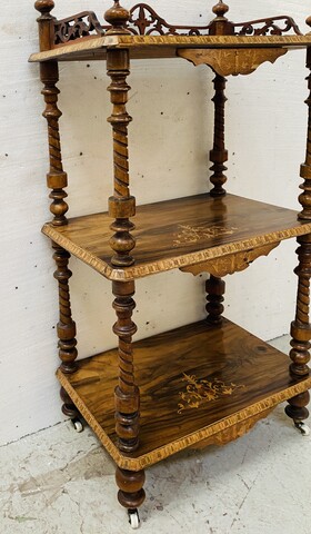 Console à triple plateaux en acajou marqueté montant bois tourné . XIX siècle .