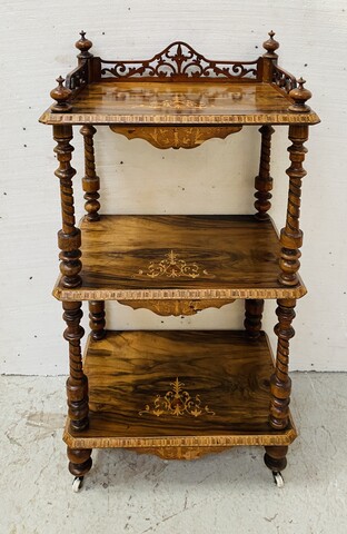 Console à triple plateaux en acajou marqueté montant bois tourné . XIX siècle .