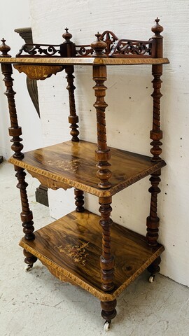 Console à triple plateaux en acajou marqueté montant bois tourné . XIX siècle .