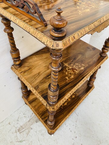Console à triple plateaux en acajou marqueté montant bois tourné . XIX siècle .
