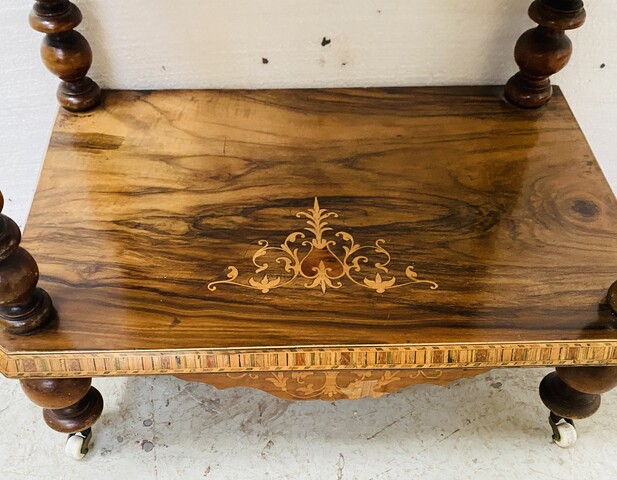 Console à triple plateaux en acajou marqueté montant bois tourné . XIX siècle .