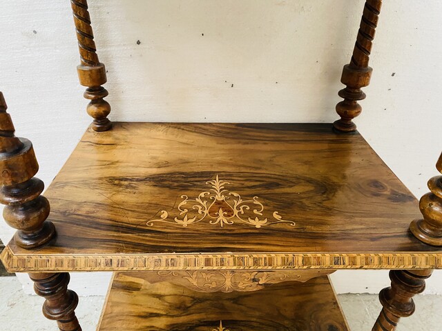 Console à triple plateaux en acajou marqueté montant bois tourné . XIX siècle .