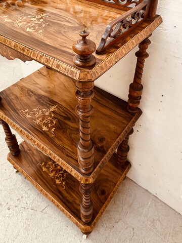 Console à triple plateaux en acajou marqueté montant bois tourné . XIX siècle .