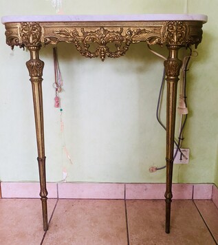 console de style Louis XVI en bronze dessus marbre blanc . XX siècle .