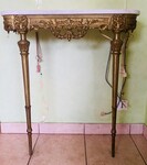 console de style Louis XVI en bronze dessus marbre blanc . XX siècle .