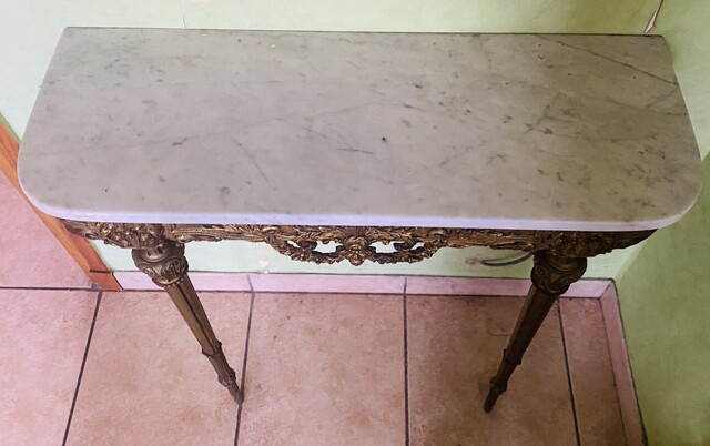 console de style Louis XVI en bronze dessus marbre blanc . XX siècle .