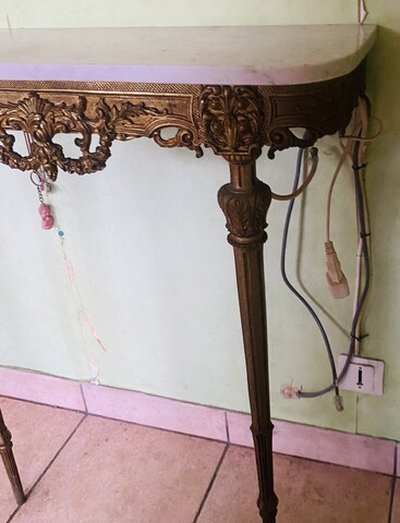 console de style Louis XVI en bronze dessus marbre blanc . XX siècle .