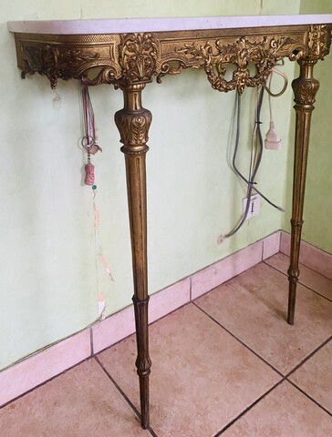 console de style Louis XVI en bronze dessus marbre blanc . XX siècle .