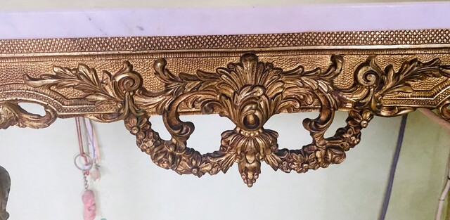 console de style Louis XVI en bronze dessus marbre blanc . XX siècle .