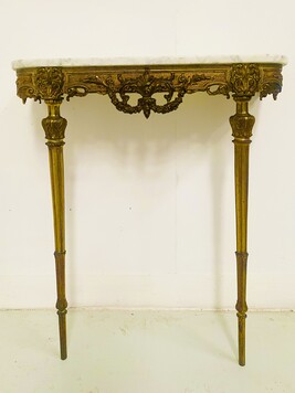 console style Louis XVI en bronze ajourée dessus marbre blanc . XX siècle .