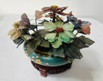 Coupe en émail cloisonné et son bouquet de fleurs en pierre dure . XX siècle .