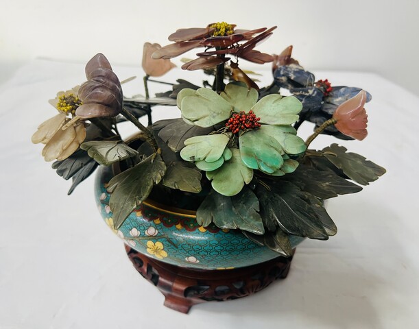 Coupe en émail cloisonné et son bouquet de fleurs en pierre dure . XX siècle .