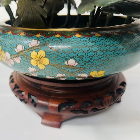 Coupe en émail cloisonné et son bouquet de fleurs en pierre dure . XX siècle .