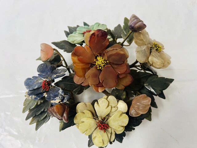 Coupe en émail cloisonné et son bouquet de fleurs en pierre dure . XX siècle .