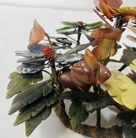 Coupe en émail cloisonné et son bouquet de fleurs en pierre dure . XX siècle .
